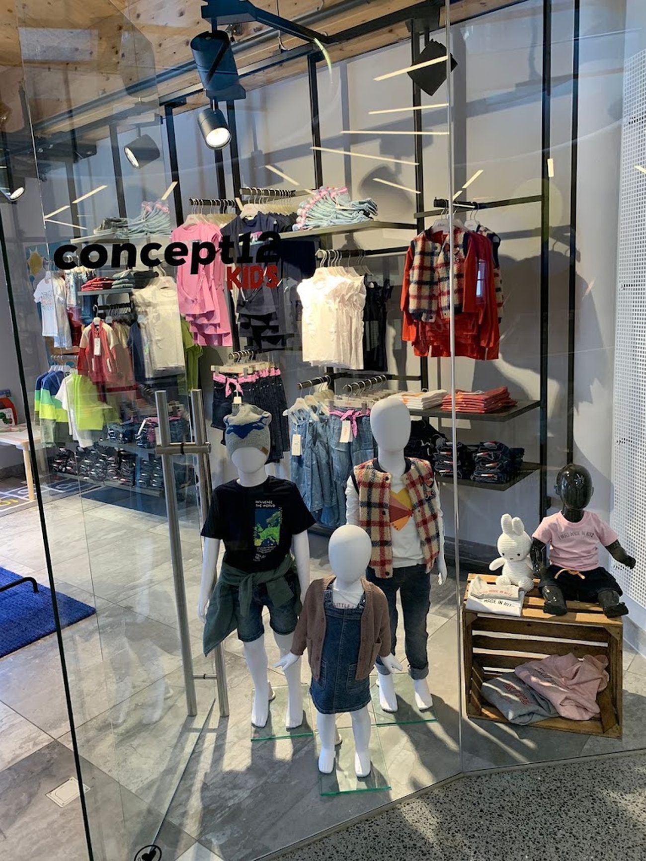 Schaufenster von concept12 KIDS in der Kitz Galleria in Kitzbühel mit Kindermode