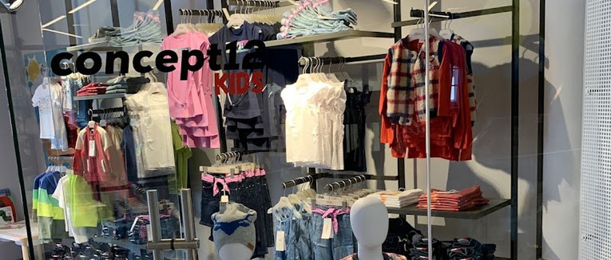 Schaufenster von concept12 KIDS in der Kitz Galleria in Kitzbühel mit Kindermode